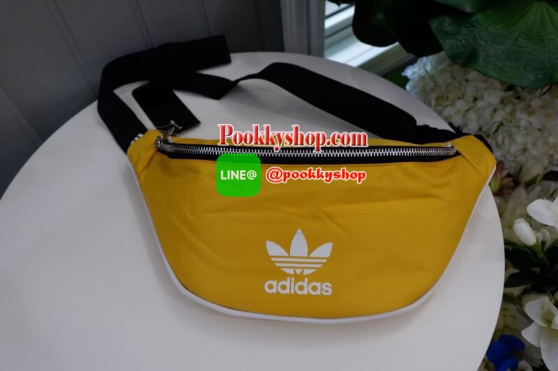 ADIDAS ORIGINALS ADICOLOR WAIST BAG Best seller! **ดาราเซเลปใช้กันเพียบ ช้าอดหมดก่อนนาจา กระเป๋าคาดอก/คาดเอวสุดชิค ดีไซน์เรียบง่าย แต่สะพายแล้วเท่ห์ คลาสสิคสุดๆ อะไหล่เงิน เปิด-ปิด ด้วยซิป ภายในกว้าง ใส่กระเป๋าสตางค์ยาวได้ และของจุกจิกได้ พอประมาณ มีช่องซ