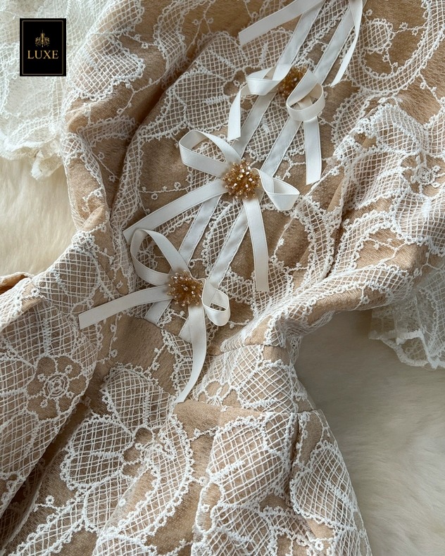 เดรสแฟชั่น เดรสเสื้อคอกลมแขนสั้น กระโปรงจับจีบทรงเอ เสื้อแต่งด้วยริบบิ้นและดอกไม้ลูกปัดสีทอง