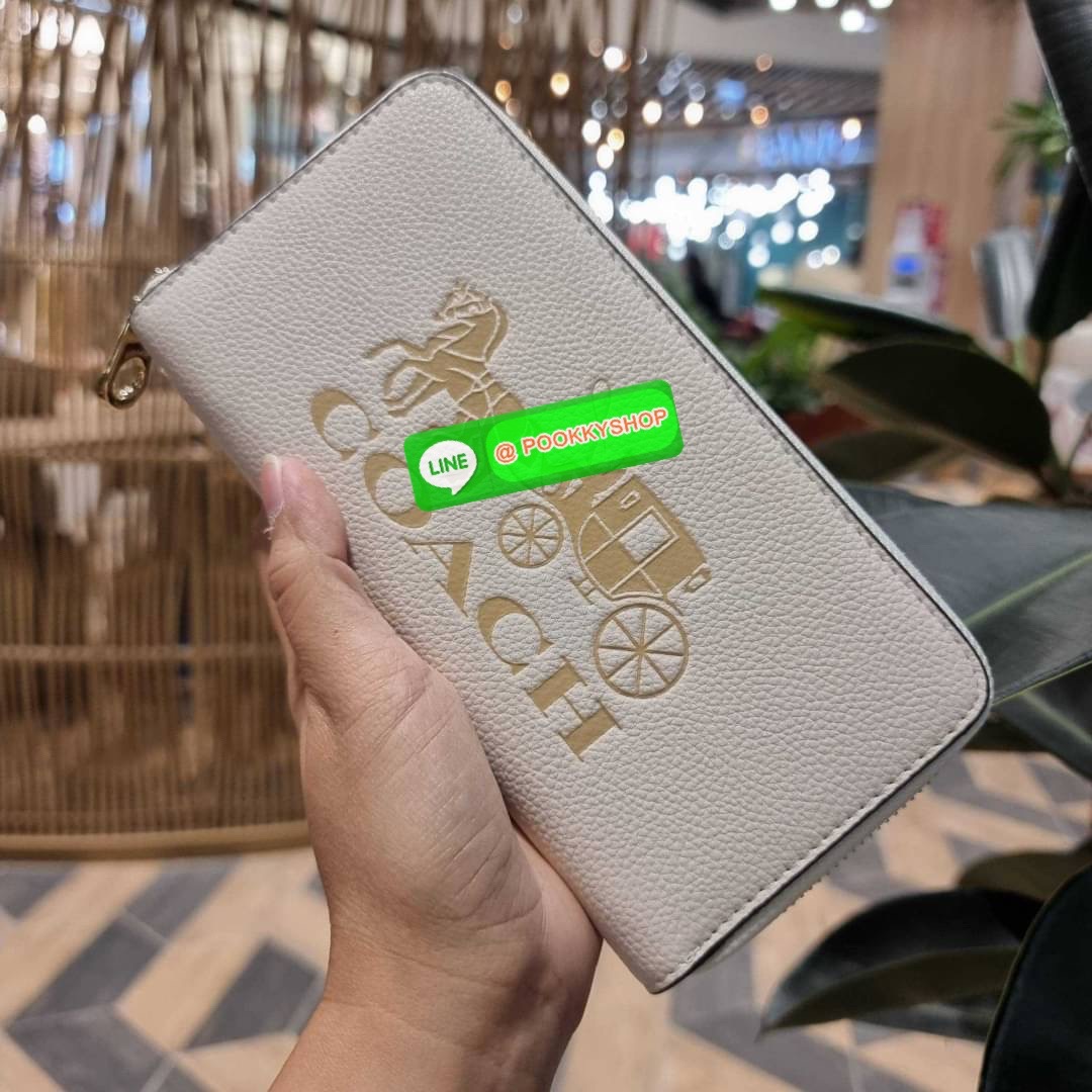 COACH C3548 LONG ZIP AROUND WALLET WITH HORSE AND CARRIAGE พร้อมเสิร์ฟความหรู กับคอลใหม่ สีสวย ผู้ดีขับผิวมาก กระเป๋าสตางค์ใบยาวกึ่งคล้องมือ เรียบหรู โดดเด่นด้วยโลโก้เอกลักษณ์ วัสดุหนัง pepble ทนทาน มาพร้อมสายคล้องมือ ถอดออกได้ ภายในใส่บัตรได้เยอะ มีช่องซ
