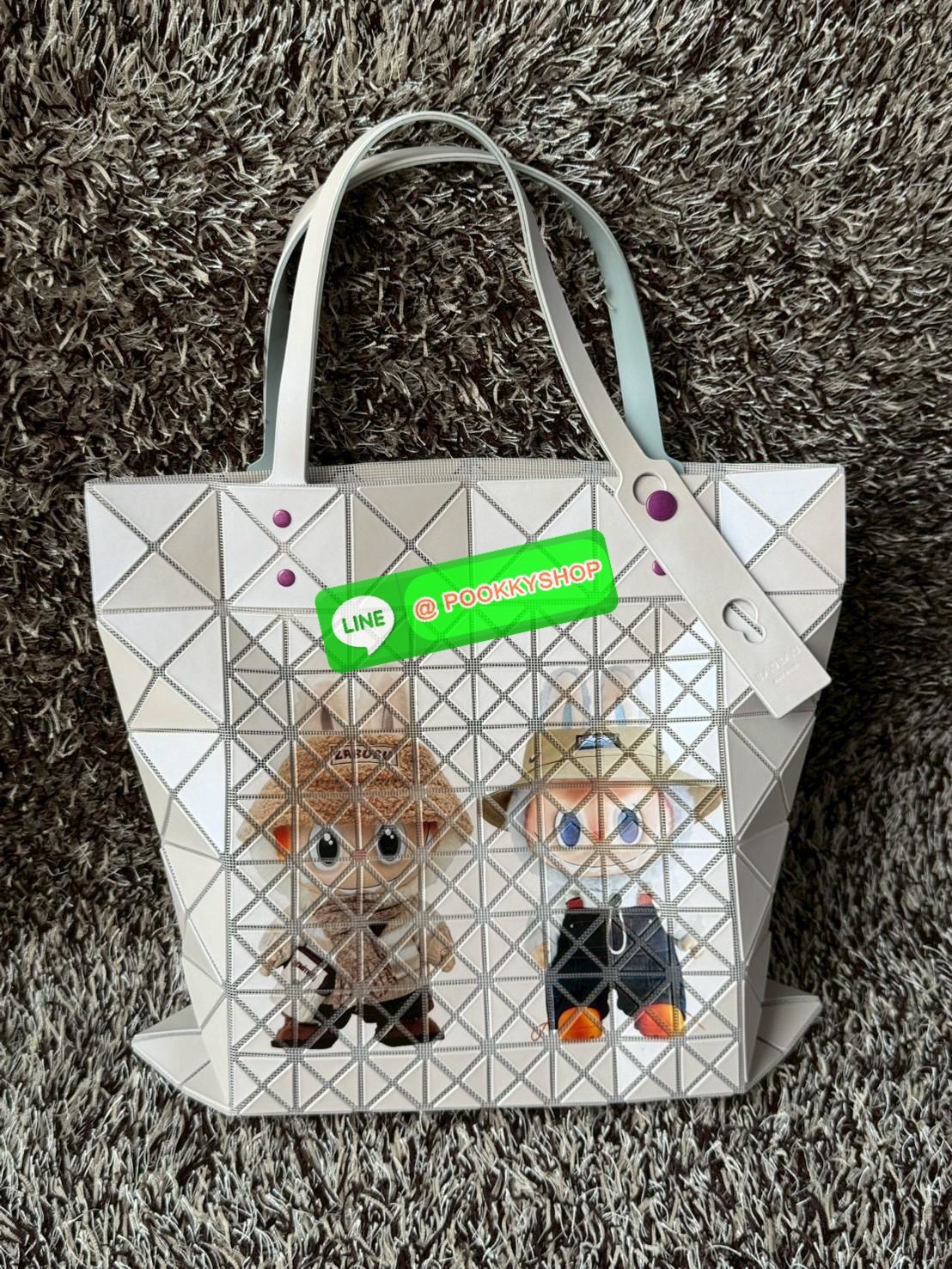 Baobao Issey Miyake x Labubu tote bag อีกหนึ่งซีรีย์สุดลิมิเตทที่น่าสะสม กำลังเป็นกระแสสำหรับ Labubu อาร์ตทอยชื่อดังที่ทุกคนรู้จัก นำมาผสมผสานให้เป็นกระเป๋าทรง tote bag ที่เหมาะกับการใช้งานในชีวิตประจำวัน ด้วยขนาด13นิ้ว ทำให้ใส่สิ่งของได้ครบครัน รวมถึงเอก