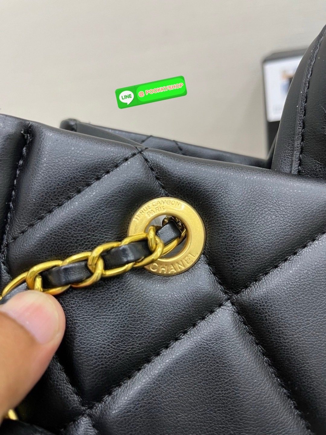 CHANEL SHOPPING BAG กระเป๋าหนังแกะสังเคระห์อย่างดี ใบใหญ่ หนังนุ่มมากๆ ลายนวม หนังมีความลื่นเงาค่ะ โดดเด่นด้วยโลโก้แบรนด์และสายสะพายไหล่ใช้โลหะอย่างดีแถมสวยและหรูมากๆเลย ภายในกระเป๋ากว้างใส่สัมภาระได้เยอะหายห่วงเลยค่ะ