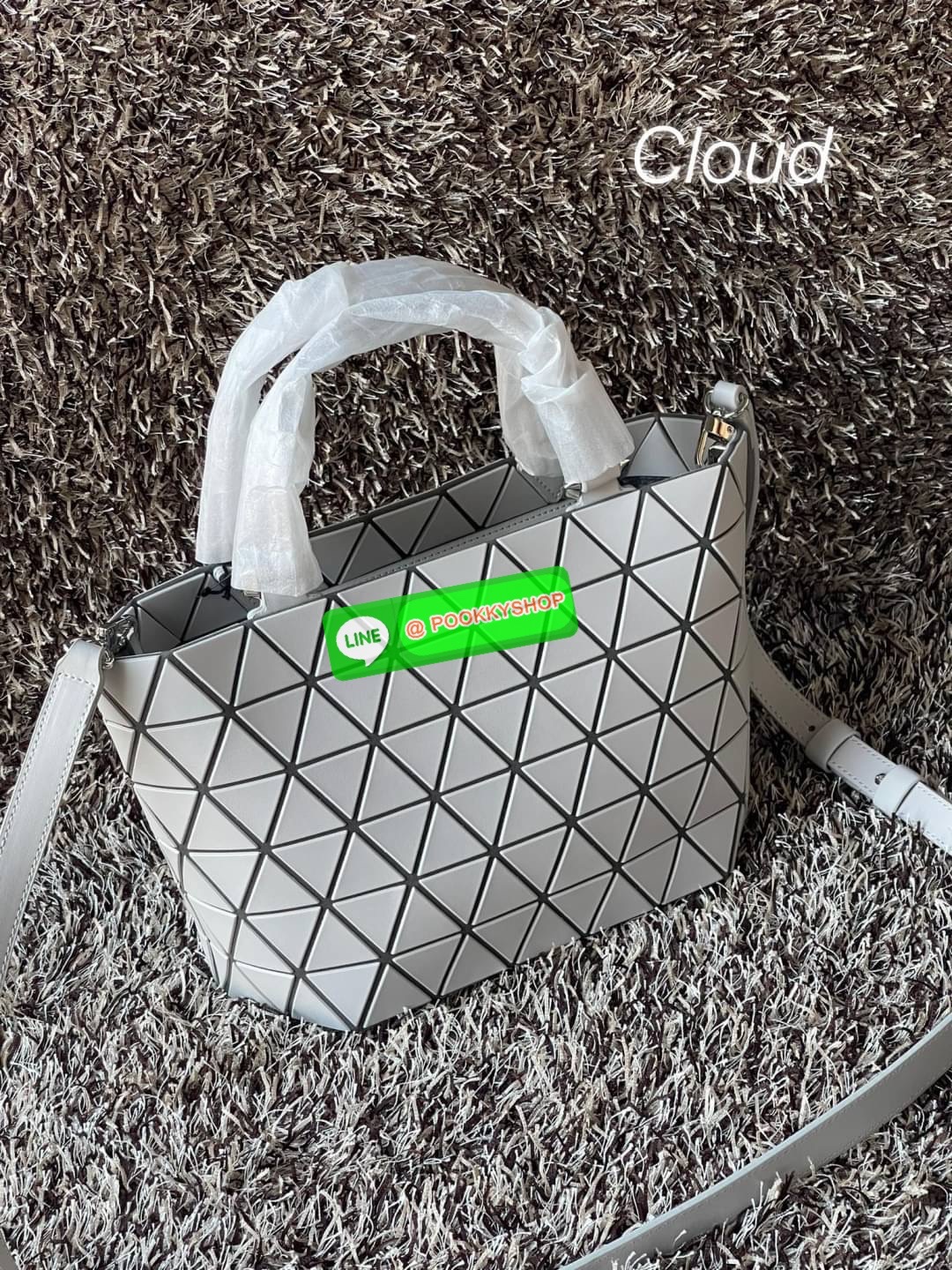 💕BAO BAO ISSEY MIYAKE MATTE CRYSTAL SMALL TOTE เป็นกระเป๋าทรงโท้ทที่มีความพิเศษด้วยการออกแบบแผ่นสามเหลี่ยมแบบใหม่จัดเรียงต่อกันในแนวตั้งเสริมกระเป๋าให้ดูหรูหรา ทันสมัย และดูมีเอกลักษณ์เป็นของตัวเอง อีกทั้งยังมีโครงสร้างฐานตาข่าย นอกจากช่วยให้กระเป