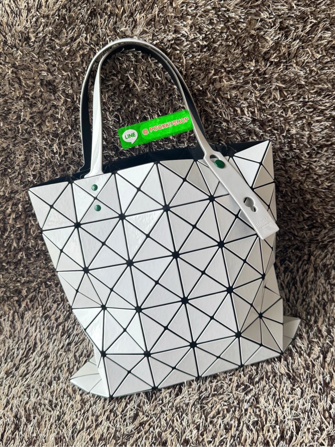 Baobao issey miyake Fruit กระเป๋าโท้ทซีรีย์รุ่นนี้มีลวดลายผลไม้น่ารัก ชิ้นส่วนตรงกลางถูกแทนที่ด้วยชิ้นส่วนต่างๆ ทําให้เกิดลวดลายดูมีมิติ เป็นขนาดที่เหมาะกับเอกสาร A4 และแล็ปท็อปขนาด 13 นิ้ว นอกจากนี้ยังมีกระเป๋าซิปด้านในที่สะดวกสําหรับจัดเก็บสิ่งของมีค่า