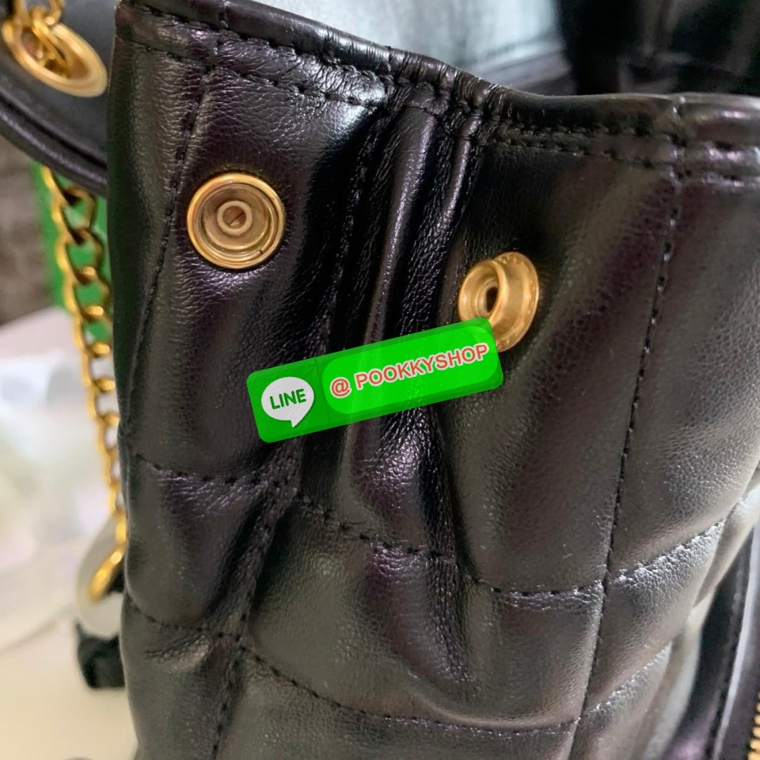 KATE SPADE NEW YORK Evelyn Small Quilted Leather Backpack กระเป๋าเป้สะพายหลังไซต์เล็กสุดคิ้ว หนังนิ่มสุดๆเย็บลวดลายตารางทั้งใบ ด้านหน้าตกแต่งต้วยชื่อแบรนด์ มีช่องเล็ก 1 ช่อง เปิด-ปิดกระเป๋าด้วยตัวล็อค ด้านในตัวกระเป๋าโล่งกว้าง จุของได้เยอะ และมีช่องซิปใส่