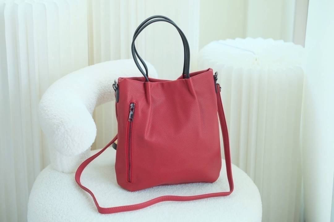 มาอีกรอบละจร้าาา‼️ ฮิตที่สุดใน Japan🇯🇵 ต้องใบนี้เลย กระเป๋า Alice and Olivia น่ารักน่าใช้มากๆ ไม่ต้องไปหาซื้อไกลถึง japan 🇯🇵 ด้านในใส่ของได้จุ มีช่องซิบหลายช่อง ถือได้สะพายได้เลย so cute สุดๆเลยค่า