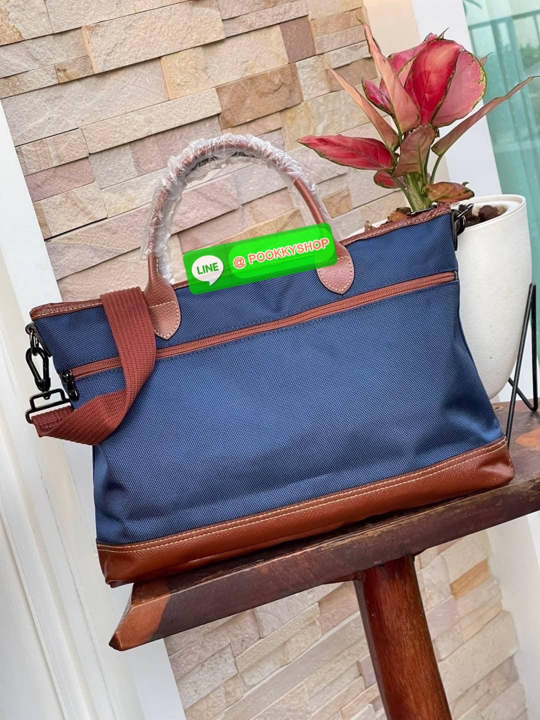 LONGCHAMP BOXFORD TRAVEL BAG M กระเป๋าเดินทางขนาดกลาง มาพร้อมสายสะพายที่สามารถถอดได้ ให้คุณเลือกสะพายไหล่หรือถือได้ มีซิปรูดเปิดปิดกระเป๋าที่ให้คุณมั่นใจได้ว่าคุณจัดเก็บไอเท็มของคุณได้อย่างมิดชิด บ็อคฟอร์ด (BOXFORD) สะท้อนความเป็นเอกลักษณ์ของแบรนด์ที่เปี่