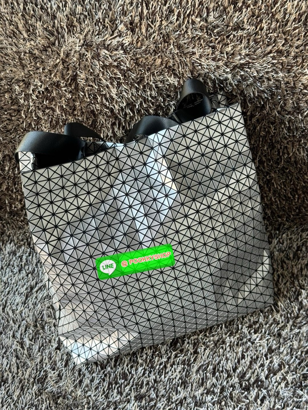 Baobao Issey Miyake Cart S geometric tote bag รูปทรงที่สร้างขึ้นโดยบังเอิญ' เสื้อผ้าที่มีโครงสร้างและได้รับการออกแบบทางวิศวกรรมอันเป็นเอกลักษณ์ของแบรนด์ ส่งต่อไปยังเครื่องประดับที่น่าประทับใจและไร้กาลเวลาเหล่านี้ กระเป๋าโท้ต Cart ประดิษฐ์ขึ้นจากการตั