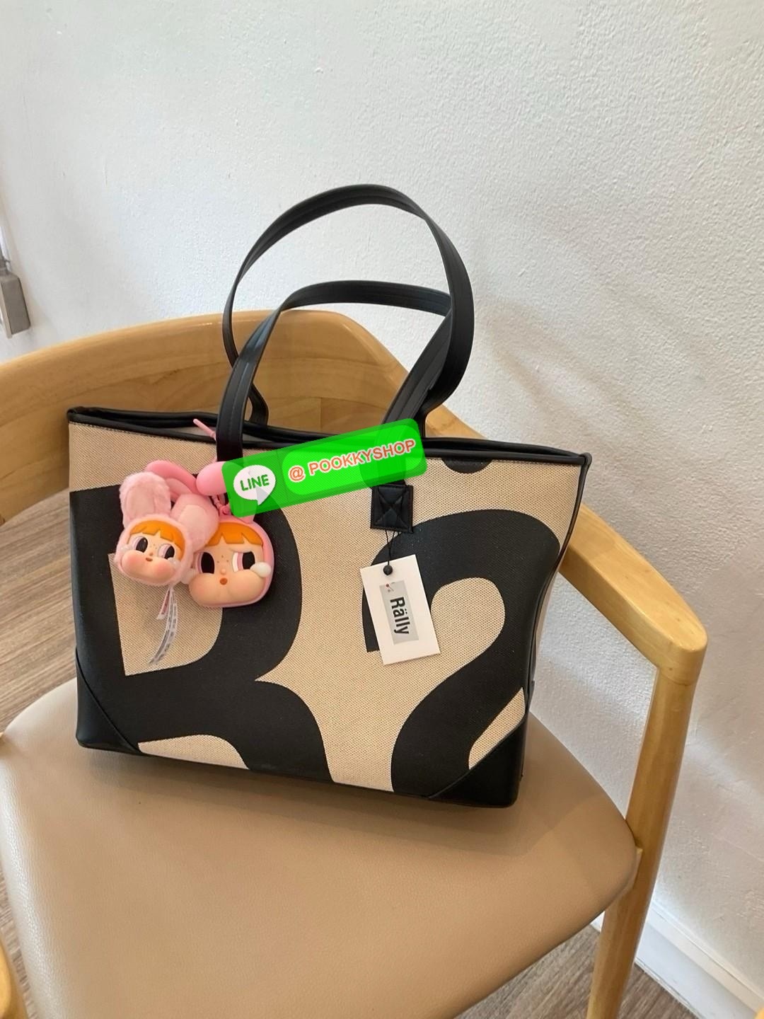 พร้อมส่งแล้ววันนี้!! RALLY TOTE BAG หายากที่สุดในตอนนี้!! ตัวกระเป๋าทำจาก LIGHTWEIGHT DURABLE CANVAS มีน้ำหนักเบา และในส่วนของฐนกระเป๋าและหูกระเป๋าทำจากหนังวีแกน ซึ่งมีความแข็งแรง ทนทาน แถมยังรองรับน้ำหนักได้ดี โดยภายในกระเป๋าจะมีช่องใส่ของขนาดเล็กสำหรับจ