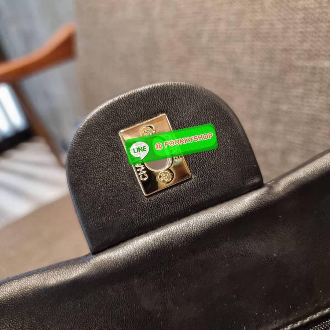 RESTOCK!! HOT ITEM!! Chanel premium for gift กระเป๋าสะพายหนังสังเคราะห์ลายคาร์เวีย อะไหล่พร้อมโซ่สะพายสีทอง ตัดกับกระเป๋าได้อย่างลงตัวและโดดเด่น เปิด-ปิดกระเป๋าด้วยตัวบิดล็อค ภายในกระเป๋ามีฝาปิดอีก 1 ชั้น บุหนังสีแดงโลโก้เด่น คม ชัด!! มีช่องโล่งกว้างจุของ