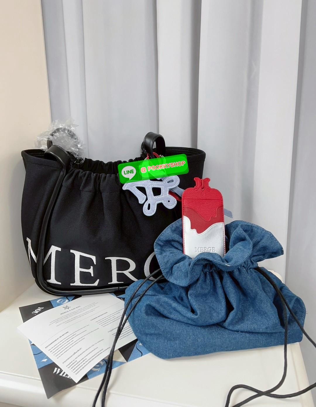 MERGE A DAY MEDIUM BAG 🔖พร้อมส่ง! กระเป๋าหิ้วหรือคล้องไหล่ ทรงสวย วัสดุผ้าทอเทคนิค Flyknit อย่างดี แต่มีน้ำหนักเบา หูหิ้วแบบหนังมีความแข็งแรงในการใช้งานค่ะ ภายในโล่งกว้าง ใส่สัมภาระได้เยอะค่ะ