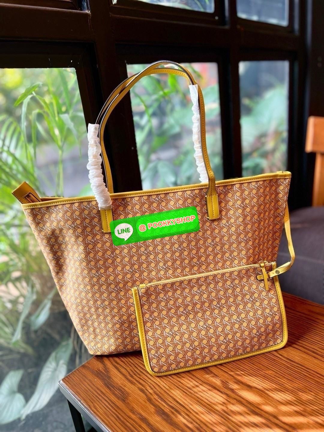 TORY BURCH EVER READY ZIP TOTE BAG 💌พร้อมส่ง! กระเป๋าทรงTote ที่ทำให้ทุกๆวันง่าย หยิบจับของสะดวกพกพาสะบาย หนังแท้ ทั้งใบพิมพ์ลายสวยค่ะ ✔️มาพร้อมกระเป๋าลูกแบบซิป สามารถแยกออกใช้งานได้ต่างหาก ภายในใส่มือถือลงไปได้ค่ะ ✔️ใบหลักมีซิปปิดปา