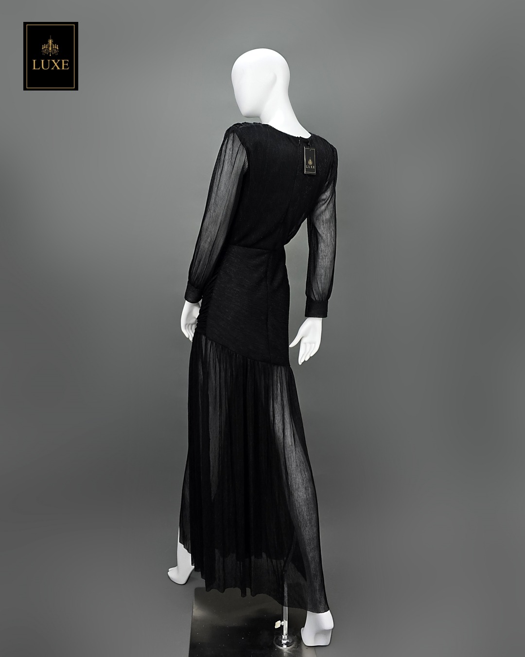 เดรสแฟชั่น แม็กซี่เดรสเสื้อคอวีป้าย แขนยาวเสริมไหล่ กระโปรงจับเดรปย่นเข้ารูปตรงสะโพก