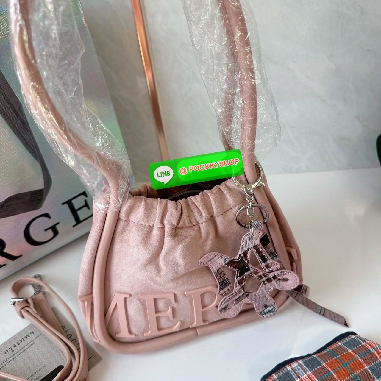 A Day Bag Mini’ in suede กระเป๋าหนังกลับเนื้อเนียน สายเกาหวานปนเท่ MERGE คอลเลกชันพิเศษ ดีไซน์เก๋พร้อมพวงกุญแจลายพิเศษ เข้าเซ็ตสุดคุ้ม!ใบเล็กสามารถ พกพาง่าย น้ำหนักเบา กระเป๋าหูรูดด้านใน ผลิตจากผ้าลายสก็อต ตัวกระเป๋ามี Snap ด้านข้าง ที่สามารถพับปีกกระเป๋า