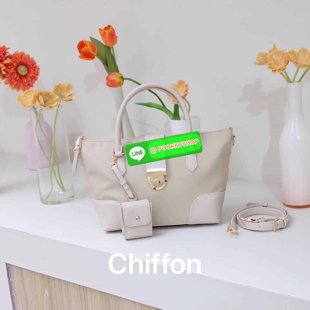 คอลเลคชั่นใหม่ รุ่นขายดี KEEP ‘ Phony bag ‘ อีกรุ่นที่ ถูกถามเข้ามาเยอะที่สุด เป็นกระเป๋า size กลางๆที่ ดีไซน์ให้ออกมาเรียบ หรู หยิบมาใช้งานได้ในทุกๆ วัน