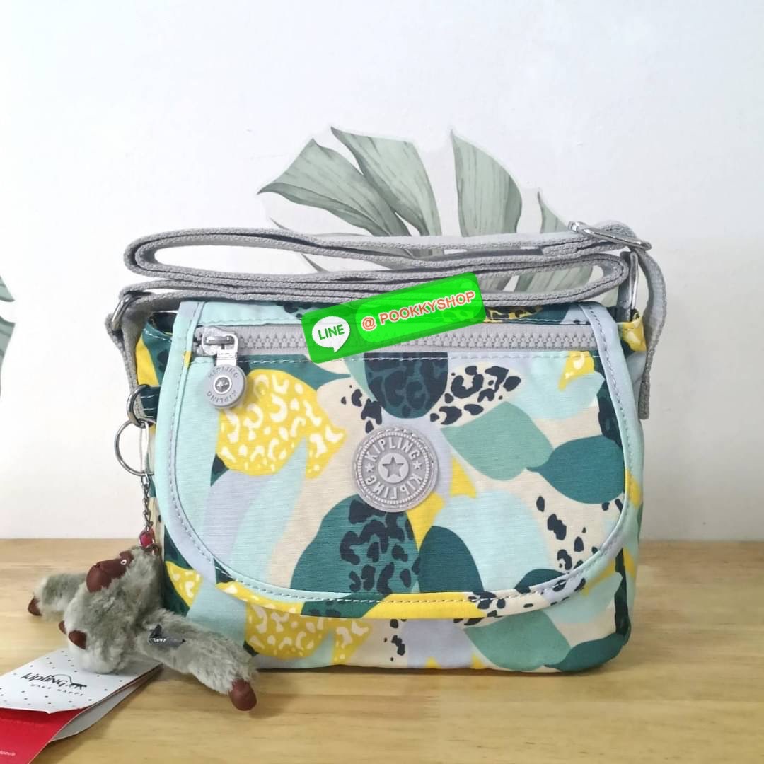 KIPLING SABIAN CROSSBODY MINI BAG กระเป๋าสะพายข้าง วัสดุ Nylon & Polyester 100% ขนาดเล็กกำลังน่ารัก เปิด-ปิดด้วยฝาปิดกระดุมแม่เหล็กและซิปแบรนด์ ด้านในทีแท็กแบรนด์