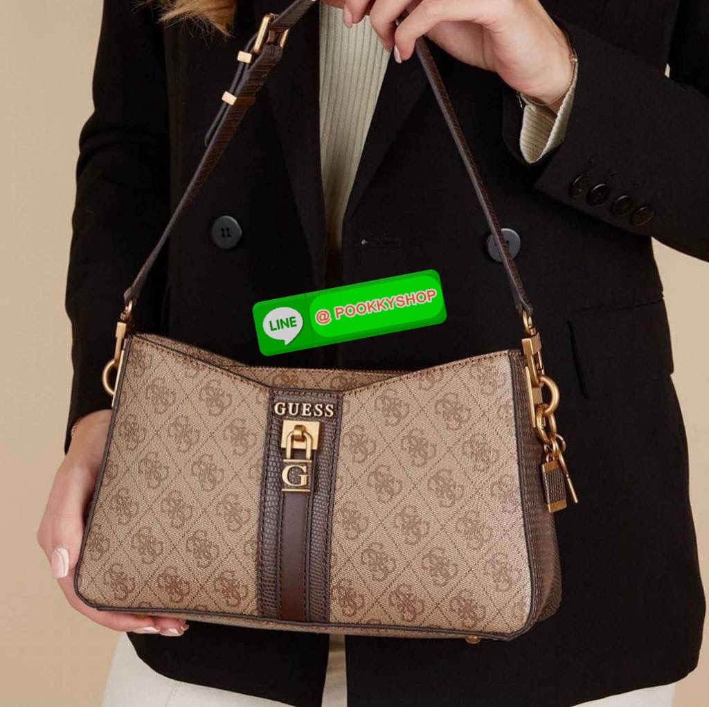 Guess แท้ Outlet กระเป๋าทรง hobo สะพายไหล่ สายสะพายหนังปรับระดับได้ ประดับด้วยพวงกุญแจแบรนด์ เปิดปิดด้วยซิป ด้านในซับในตราแบรนด์อย่างดี