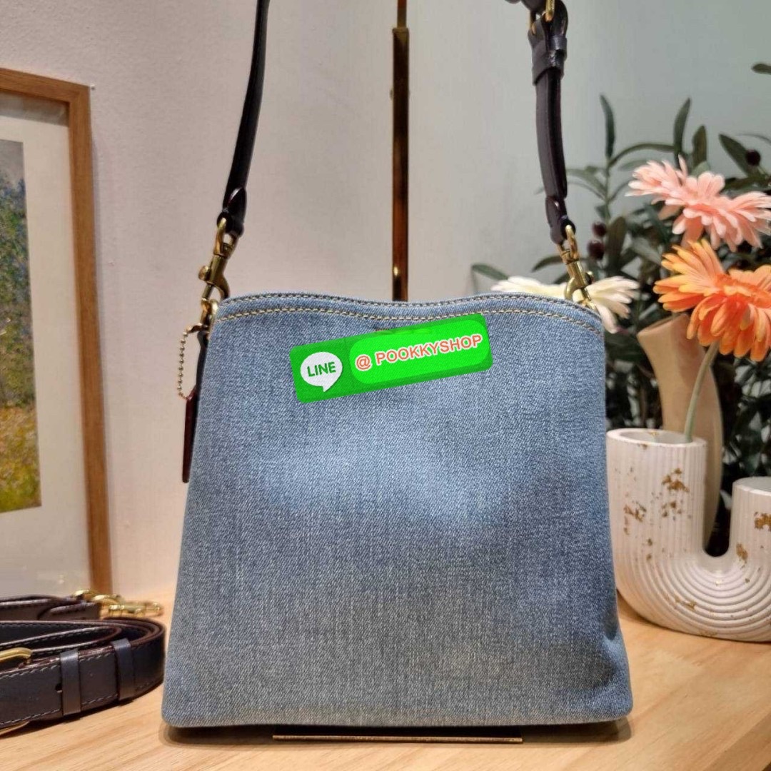 COACH CS241 WILLOW BUCKET BAG 🔆 Details ไอเท็มขายดี the best seller ที่สวยแบบมองไม่เลิก!! สวยแบบทำถึง!! กระเป๋าสะพายไหล่ทรงสวย ดีไซน์คลาสสิควินเทจ สีเดนิมดูโดดเด่น เปิดปิดด้วยตัวบิดล็อค และอีกฝั่งเป็นกระดุมแม่เหล็ก