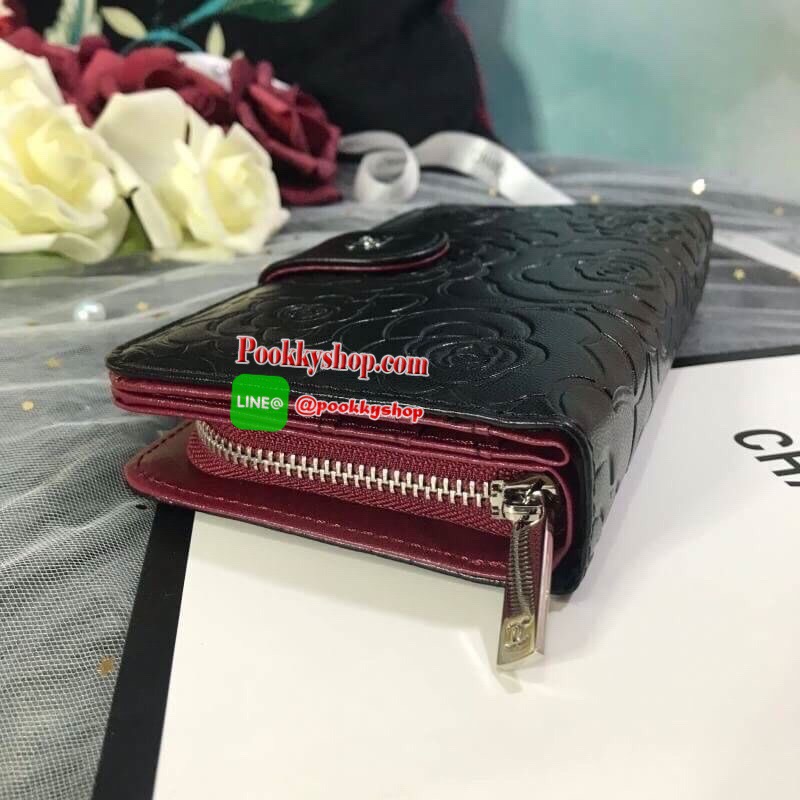 NEW IN!! กระเป๋าสตางค์ใบยาวรุ่น 2 in 1 มีทั้งซิปรอบและฝาพับในตัว อะไหล่เงิน สวยรับทรัพย์จากแบรนด์ Chanel premium for gift วัสดุหนังสังเคราะห์เรียบ ปั๊มลายดอกคามิเลียเต็มใบ สัมผัสนิ่มมือ เปิด-ปิดด้วยกระดุมและซิปรูดรอบใบ ใช้งานง่าย ภายในกระเป๋ามีช่องใส่บัตร