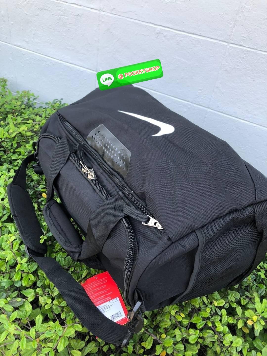 NIKE GYM BAG กระเป๋ายิมและกระเป๋าเดินทางสารพัดช่องที่มีพื้นที่ให้คุณเก็บของมากมาย ไม่ว่าจะช่องซิปคู่หลักที่กว้างใหญ่ สำหรับใส่เสื้อผ้าเดินทางได้หลายชุด ปลอดภัย ช่องรองเท้าแยก และช่องใส่ของด้านในสำหรับเก็บของมีค่า สายคล้องไหล่คู่และสายสะพายไหล่ถอดเก็บได้สา