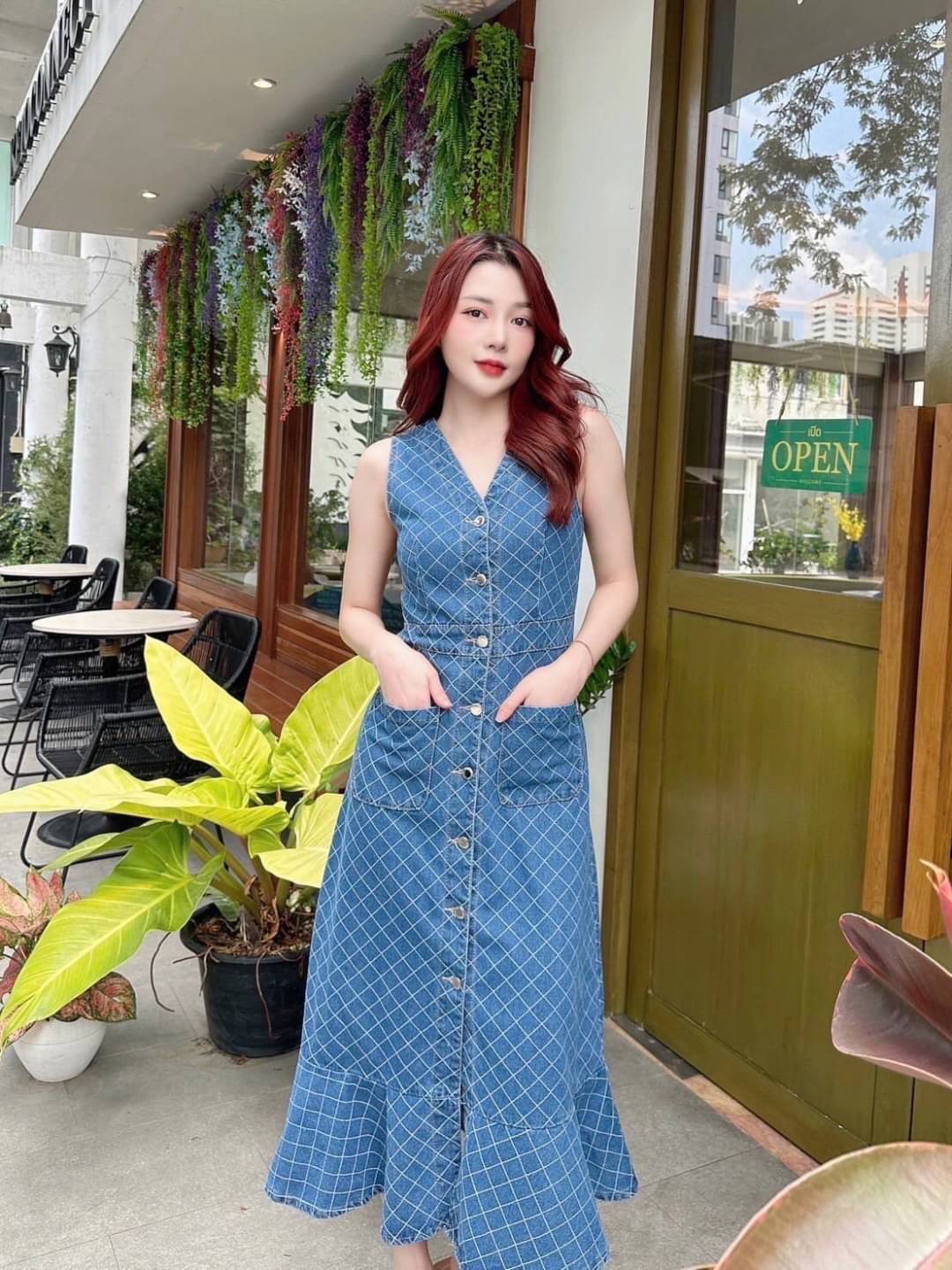 ❤️งานรีพีท รอบ 3♥️ Detail : maxi เดรสผ้ายีนส์ลายตาราง ปลายระบายเป็นแพทเทิ่นกระดุมเรียง มีกระเป๋า ผ้าหนา ใส่ออกมาเก็บทรงค่า น่าร้ากกก