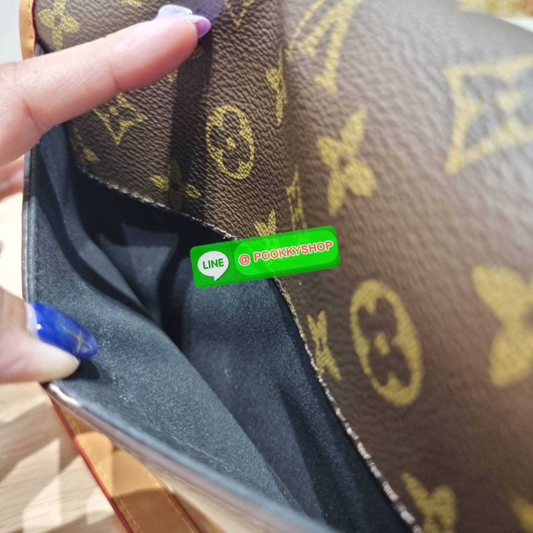 LV DIANE BAG 🔆 Details กระเป๋ามัลติฟังก์ชั่นสุดคุ้มจากเคาน์เตอร์ dutyfree ที่ดีไซน์ออกมาน่ารักน่าใช้มากๆ มีสายมาให้ถึง 2 แบบ สายหนังคล้องไหล่ได้ และสายสปอร์ตครอสบอดี้ได้ ปรับเปลี่ยนใช้ตามลุคแต่ละวันได้เลย