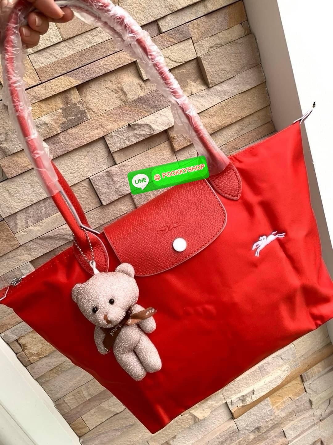 Longchamp LE PLIAGE Club TOTE BAG S กระเป๋ารุ่นยอดนิยม ที่สาวๆ ต้องมีไว้เก็บไว้สักใบ ด้วยตัวน้ำหนักกระเป๋า Longchamp เบาแสนเบา แต่จุของได้เยอะมาก สำหรับลุคทางการกึ่งลำลอง แฝงความสบาย ยามเดินทาง จุดเด่นอย่างหนึ่งของ กระเป๋าก็คือ สามาถพับเก็บได้ ตรงตามชื่อท