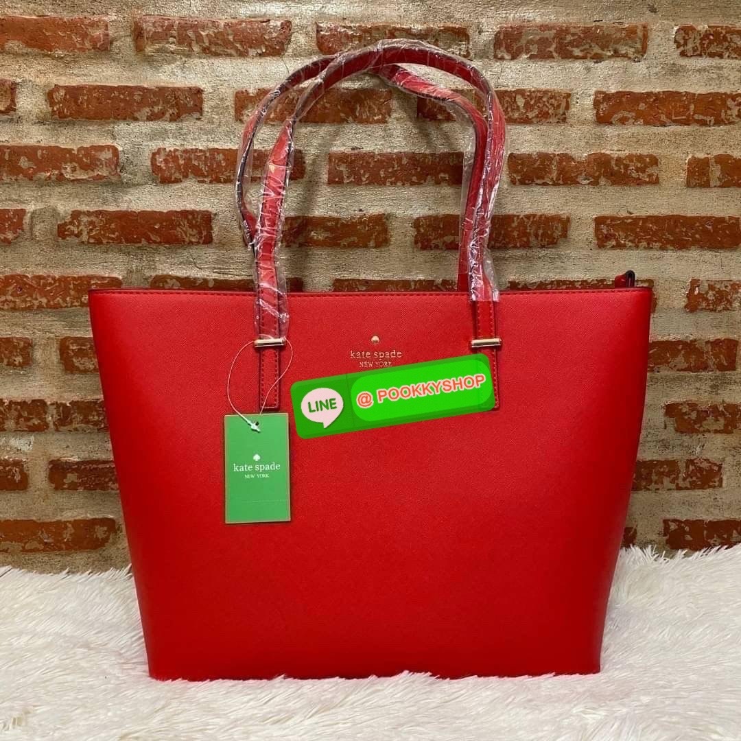 Kate Spade new york shopping large bag กระเป๋าถือ หรือคล้องไหล่ได้ ด้านหน้ามีโลโก้แบรนด์ แบบปั้มสีทอง เปิด-ปิด กระเป๋าด้วยซิป ด้านในโล่งกว้าง จุของได้เยอะ ด้านในมีช่องซิป และ ช่องเล็ก