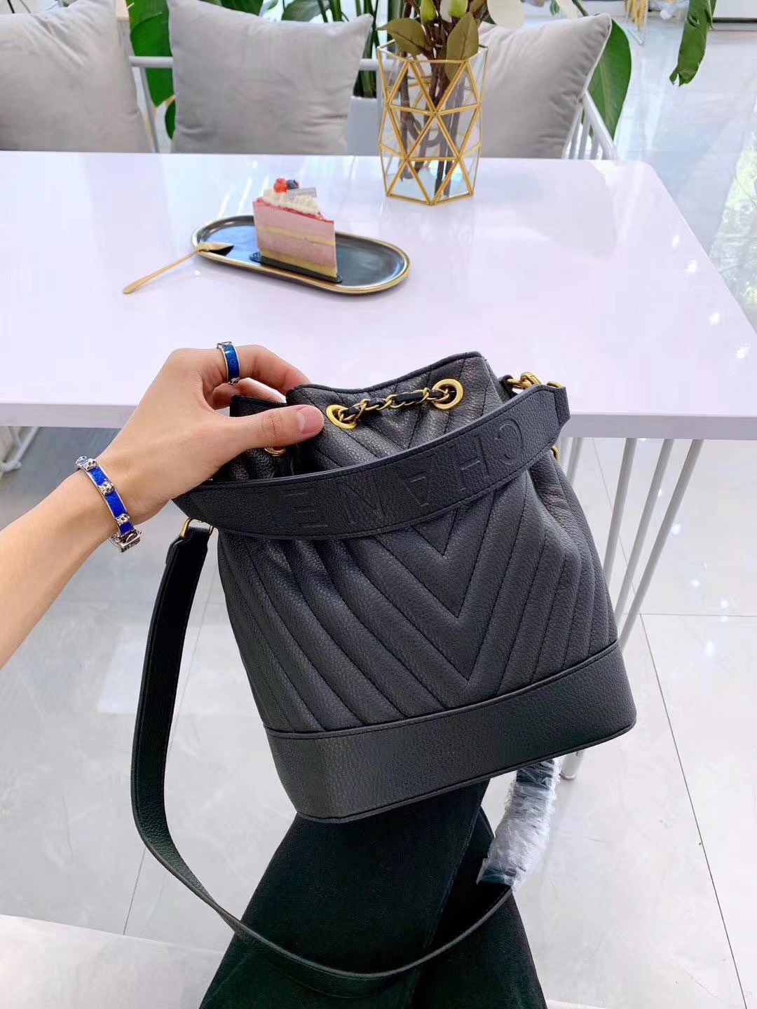 30998 Chanel สะพายข้าง วัสดุตัวกระเป๋าทำจากหนังผสมอย่างดีเย็บลายตัวv รุ่นใหม่ล่าสุด งานจริงหนังนุ่มมากๆ อะหลั่ยสีทอง ด้านหน้ามีlogo chanel ป้ายสวยมาก ปากกระเป๋าเป็นปากรูดเป็นสายโซ่สีทองร้อยหนังมีตัวล็อคlogo chanel มาพร้อมสายยาวเป็นหนังผสมสีเดียวกับตัวกระเ