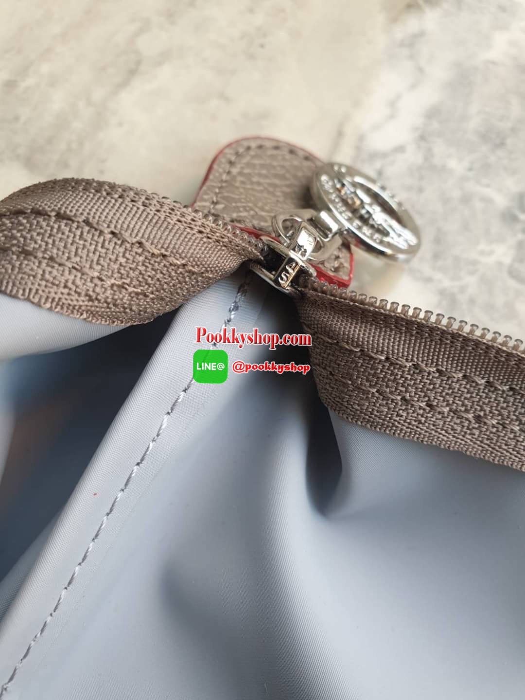 Longchamp Le Pliage Club Tote Bag Size L หูยาว วัสดุเนื้อผ้า Nylon Canvas เคลือบกันนำ้ ตัดด้วยหนังแท้ที่มีน้ำหนักเบา ดีไซน์เรียบง่ายแต่เต็มไปด้วยความคลาสสิก จนเป็นที่ชื่นชอบไปทั่วโลก Longchamp ปรับโฉม LE PLIAGE ด้วยการปักลายรูปม้า-ตราสัญลักษณ์ของแบรนด์บนผ