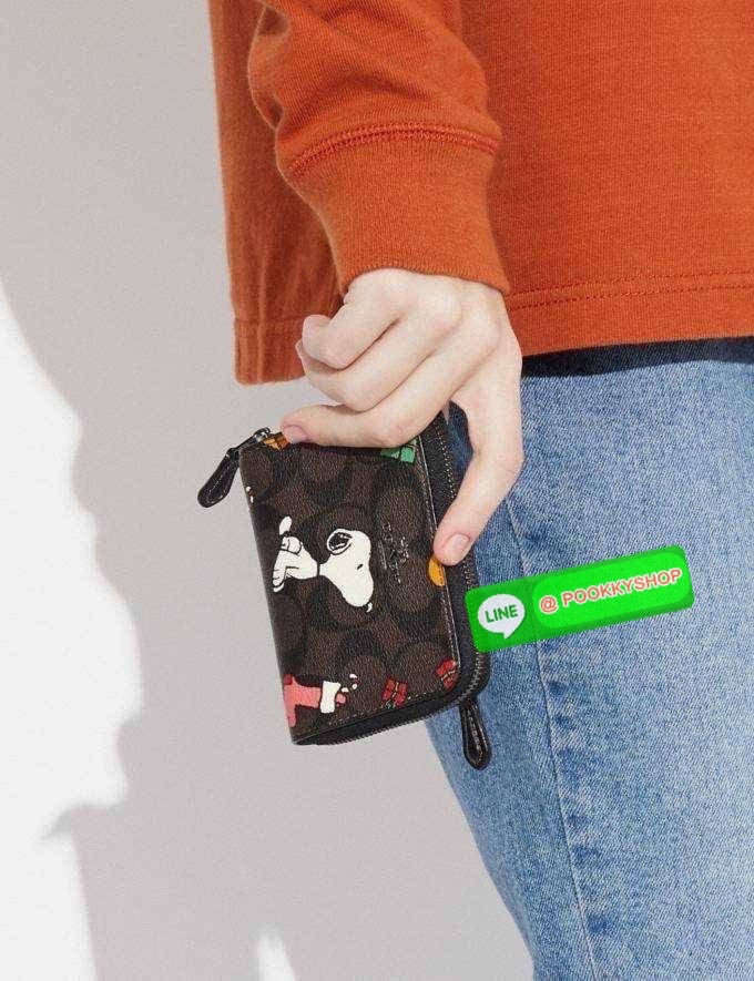 COACH CE708 COACH × PEANUTS SMALL ZIP AROUND WALLET IN SIGNATURE CANVAS WITH SNOOPY PRESENTS PRINT น้องใหม่เกินเบอร์กว่าเดิม กับกระเป๋าสตางค์ใบสั้น คอลใหม่จากเหล่าการ์ตูนสุดรัก ขนาดพกพาสะดวก ฟังก์ชั่นการใช้งานหลากหลาย ไม่ว่าจะช่องใส่บัตร ช่องใส่ธนบัตรที่ส