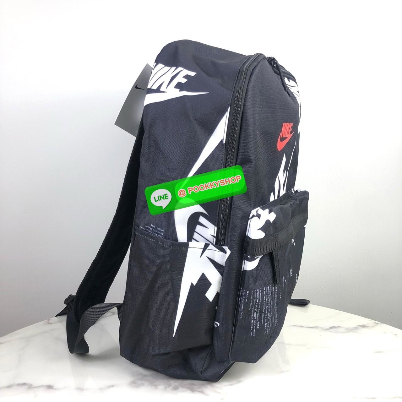 กระเป๋าเป้ NIKE เปิด - ปิดกระเป๋าด้วยซิป ด้านหน้ามีช่องซิปใส่ของ 1 ช่อง ด้านบนเป็นซิปคู่ ภายในโล่ง ด้านข้างมีช่องใส่ของทั้ง 2 ฝั่งค่ะ หูหิ้วด้านบนสูง 8 cm สายสะพาย สามารถปรับได้ Free Size