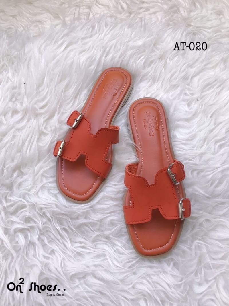 Hermès sandal เข้าแล้วค่ะ..แตะ Hermès รอบนี้หนังดีเวอร์ พื้นปั้มแบรนด์ปั้มนูนชัดแจ๋ว พื้นนิ่มใส่สบาย สวยเบอร์แรงรอบนี้ห้ามพลาดเลยจ้า **รูปสินค้าถ่ายจากงานจริง