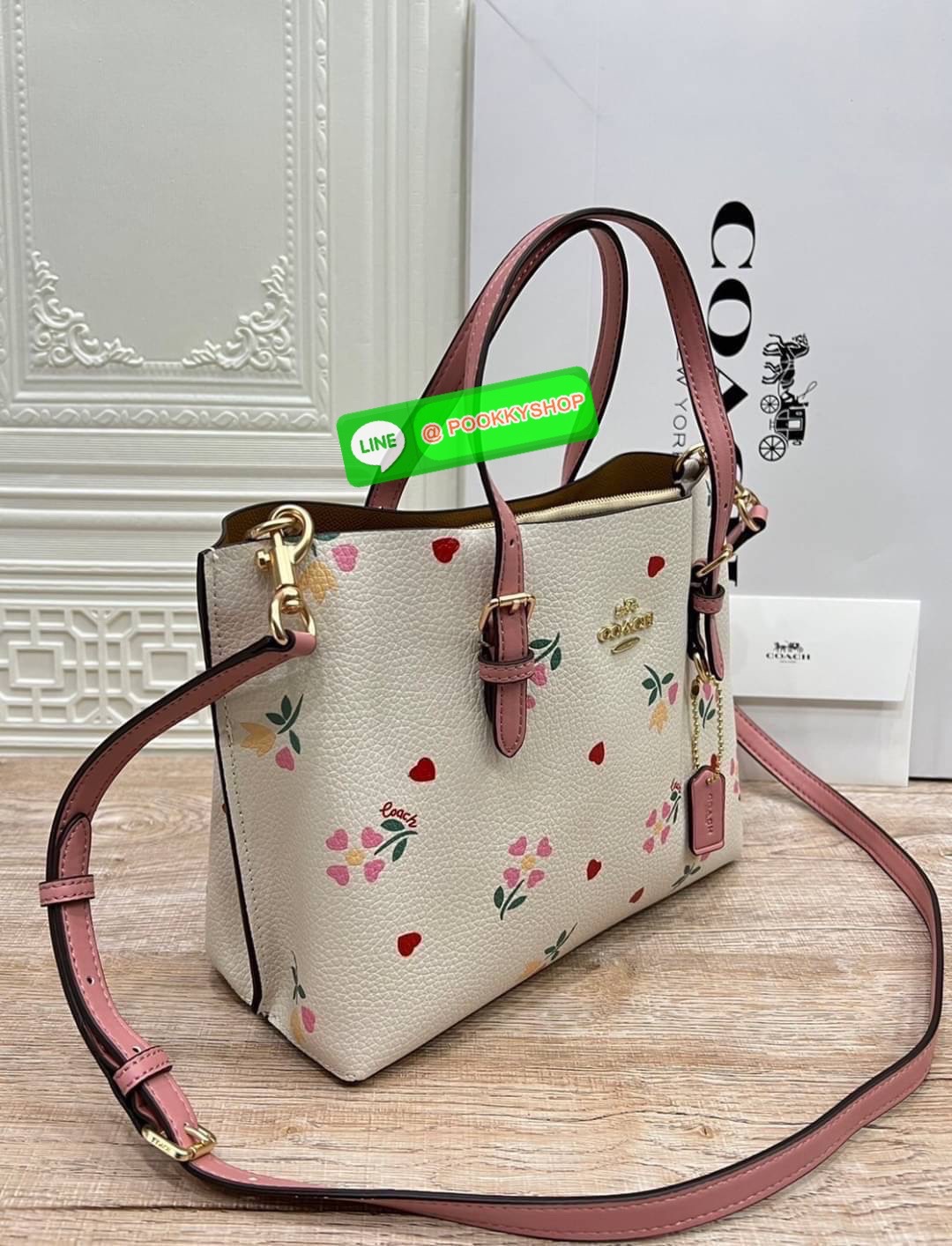 NEW IN!! น่ารัก วางไม่ลงอีกแล้ว COACH MOLLIE TOTE 25 (COACH C4084) กระเป๋าถือ สะพาย รุ่นฮิต ปริ้นลายดอกหัวใจมินิ ขนาดเหมาะมือ มีสายสะพายยาว ถอดและปรับระดับได้ วัสดุหนัง crossgrain ขึ้นทรงสวย ด้านในโล้ง มีช่องซิปตรงกลางแยก **🔸️รุ่นนี้ใครถือก็สวย ใช