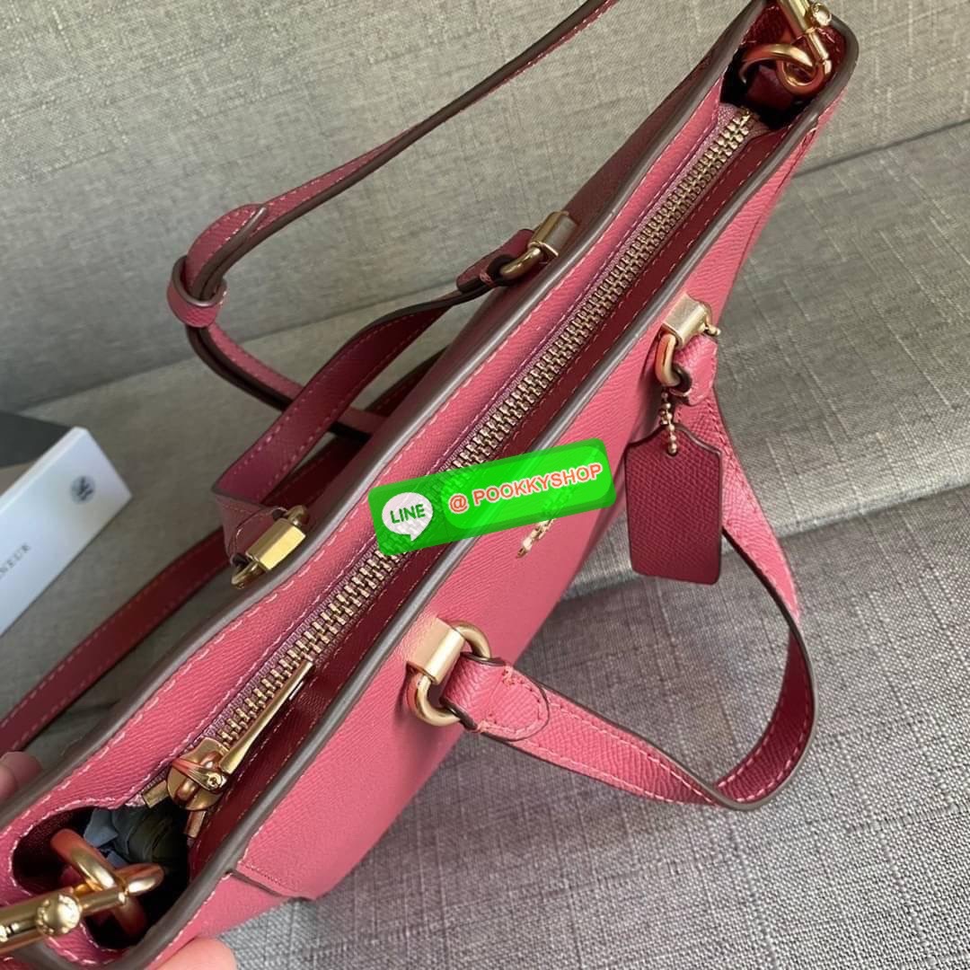 Coach Alice Satchel In Signature Canvas ( coach ca224) กระเป๋าสะพายข้าง ดีไซต์จากแบรนด์เรียบหรู สะพายได้ทุกโอกาส วัสดุหนังแท้ หูจับและสายหนังแท้ เปิดปิดด้วยซิป ภายในกระเป๋าช่องโล่ง ใส่ของได้เยอะ มีช่องเล็ก 1 ช่อง ซับในผ้า มีฐานรอง สายถอดได้ สามารถสะพายไหล