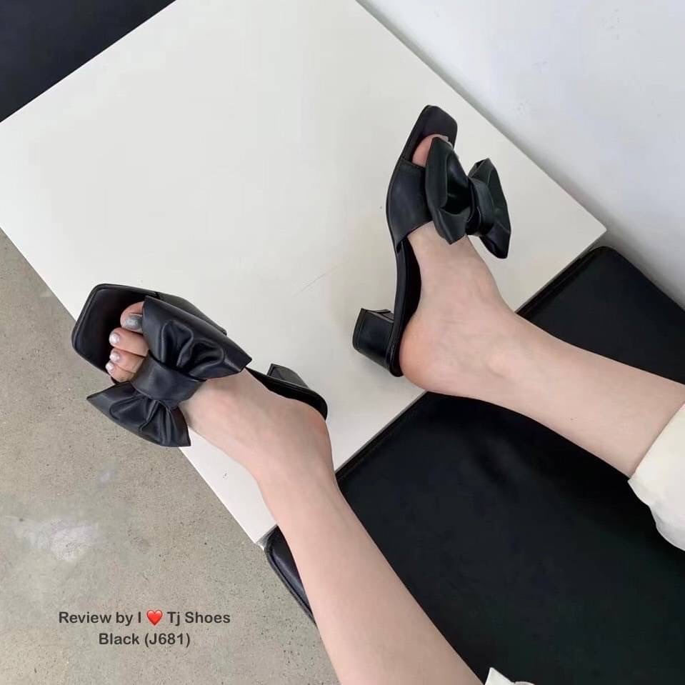 พร้อมส่งรองเท้านำเข้าที่สวยเกร๋ขายดีสุดๆ หนังรุ่นนี้นิ่มมาก ด้านหน้าแต่งด้วยโบว์น่ารักๆ สวมใส่ง่าย เรียบเก๋ดูดี สวยมาก ใส่ได้เรื่อยๆ แมทกับชุดอะไรก้ดูเก๋ดูน่ารักมาก ควรมีไว้เป็นคู่โปรด ของจริงงานดีมากสวยมาก ตรงปกแน่นอน เพราะรูปถ่ายจากสินค้าจริง เป็นรุ่นที