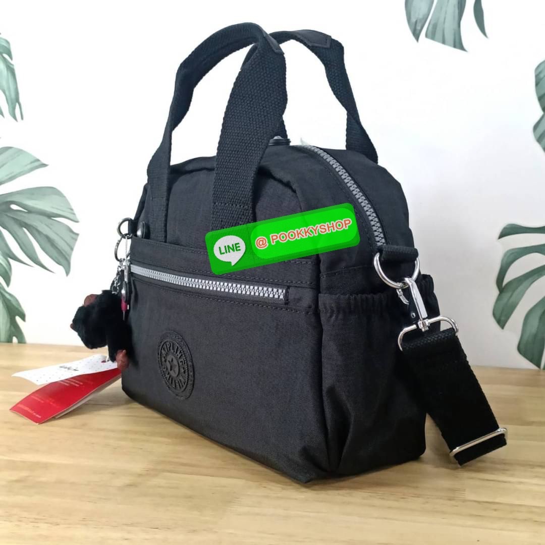 Kipling K1006 Handbag กระเป๋าถือหรือสะพาย วัสดุ Polyester 100% รุ่นใหม่ มีให้เลือกทั้งแบบเรียบ และ ลายน่ารัก มีช่องแยกด้านหน้า 2 ช่อง ช่องหลักโล่งกว้าง พร้อมช่อง pocket แยก 2 ช่อง ใช้งานได้ครบครัน สามารถสตางค์ใบยาวได้ ขนาดกำลังดี จะใช้ทำงาน ไปเรียน หรือ ถ