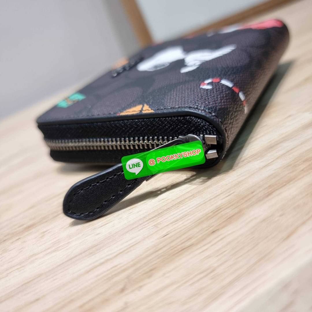 COACH CE708 COACH × PEANUTS SMALL ZIP AROUND WALLET IN SIGNATURE CANVAS WITH SNOOPY PRESENTS PRINT น้องใหม่เกินเบอร์กว่าเดิม กับกระเป๋าสตางค์ใบสั้น คอลใหม่จากเหล่าการ์ตูนสุดรัก ขนาดพกพาสะดวก ฟังก์ชั่นการใช้งานหลากหลาย ไม่ว่าจะช่องใส่บัตร ช่องใส่ธนบัตรที่ส