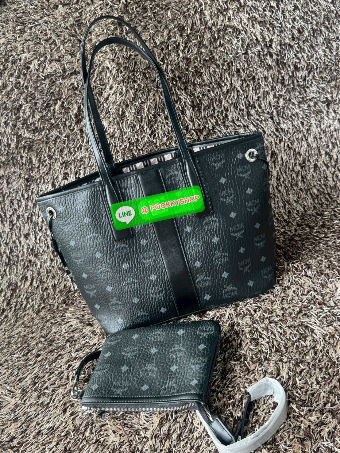 Mcm Liz Reversible Shopper in Visetos ขึ้นชื่อว่าเป็นกระเป๋าช็อปเปอร์ แน่นอนว่า จะต้องเหมาะสำหรับสาว ๆ ที่ชอบพกสัมภาระเยอะ ซึ่งรุ่นนี้ไม่ใช่แค่เพียงให้พื้นที่จุของกว้างขวางเท่านั้น แต่ยังออกแบบดีไซน์และรูปทรงให้มีความยืดหยุ่น มีหูรูดด้านข้างที่สามารถปรับร