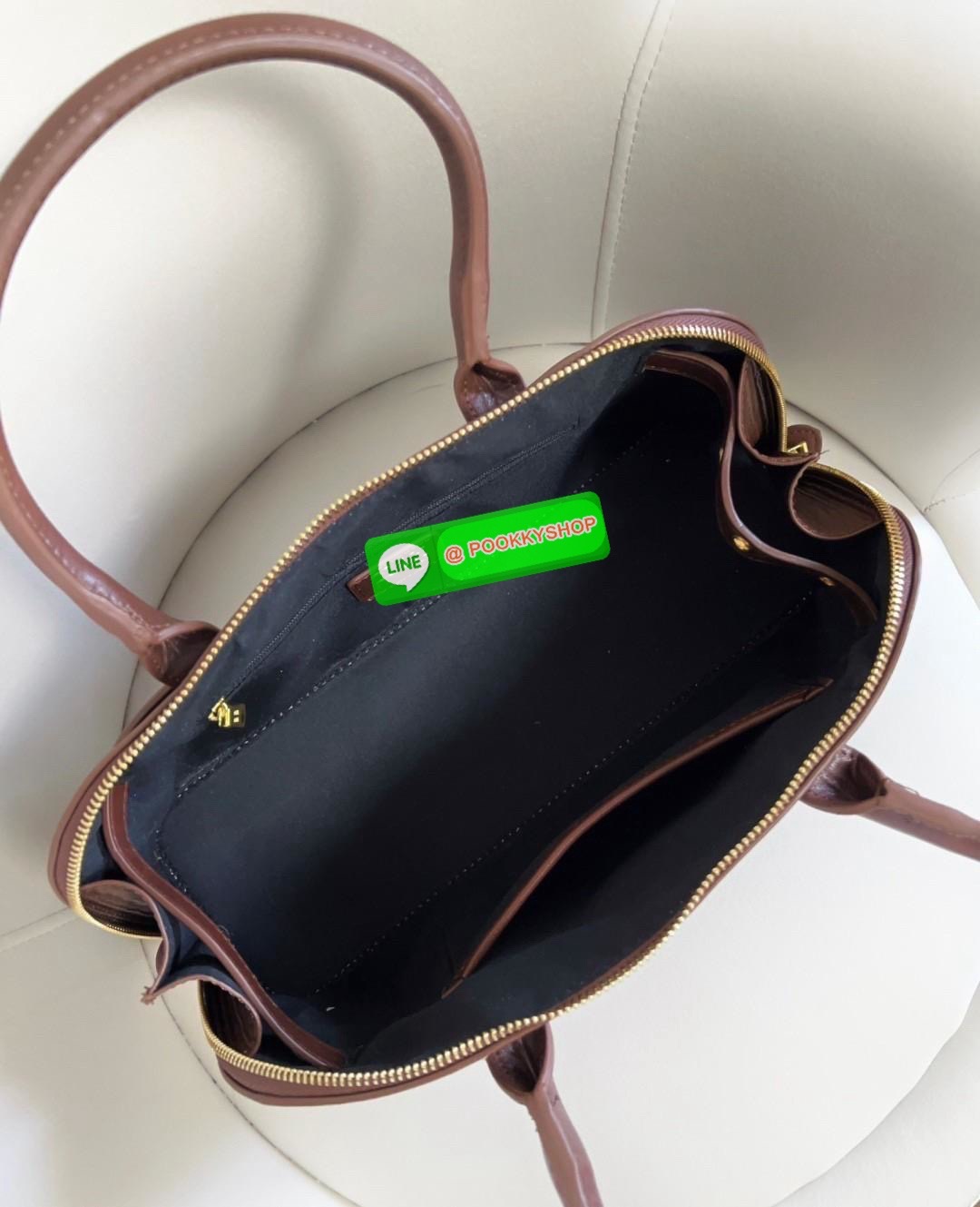 MIU MIU leather satchel bag 🔖พร้อมส่ง!! กับกระเป๋าหิ้ว หรือคล้องมือ หนังแท้อย่างดีสวย 🔖ดีไซด์เก๋แบบตัดคาดเข็มขัดด้านหน้า อะไหล่ทองสวยค่ะ 🔖เปิด-ปิดแบบซิปคู่ ซิปลื่น รูดได้รอบค่ะ ภายในกว้างมาก หายห่วงเรื่องใส่สัมภาระเลยค่า มีช่องซิปแ