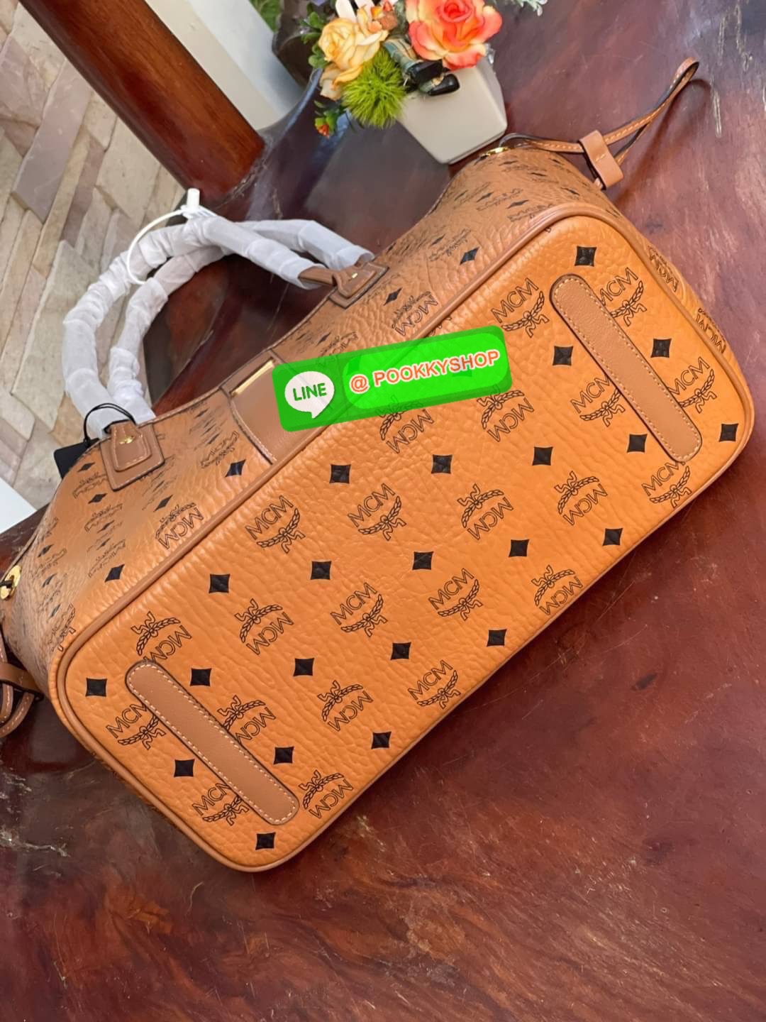 💕Mcm Liz Reversible Shopper in Visetos ขึ้นชื่อว่าเป็นกระเป๋าช็อปเปอร์ แน่นอนว่า จะต้องเหมาะสำหรับสาว ๆ ที่ชอบพกสัมภาระเยอะ ซึ่งรุ่นนี้ไม่ใช่แค่เพียงให้พื้นที่จุของกว้างขวางเท่านั้น แต่ยังออกแบบดีไซน์และรูปทรงให้มีความยืดหยุ่น มีหูรูดด้านข้างที่สา