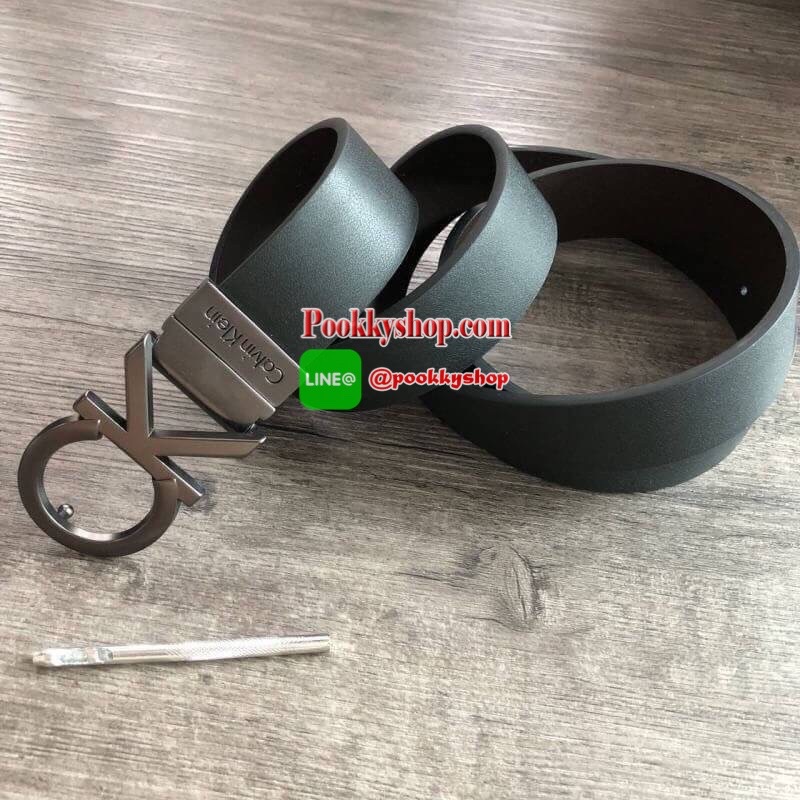 Calvin Klein Leather Belt & Wallet Set Setกระเป๋าสตางค์+เข็มขัด กระเป๋าสตางค์ด้านหน้าปั๊มชื่อแบรนด์ มีช่องใส่บัตร ช่องใส่ธนบัตร 2 ช่อง และช่องเก็บเหรียญ เข็มขัดหนังแท้ปั๊มแบรนด์ สามารถสลับใช้ได้ทั้ง 2 ด้าน เข็มขัดปรับระดับได้ 5 ระดับ มาพร้อมที่เจาะรูจ้า