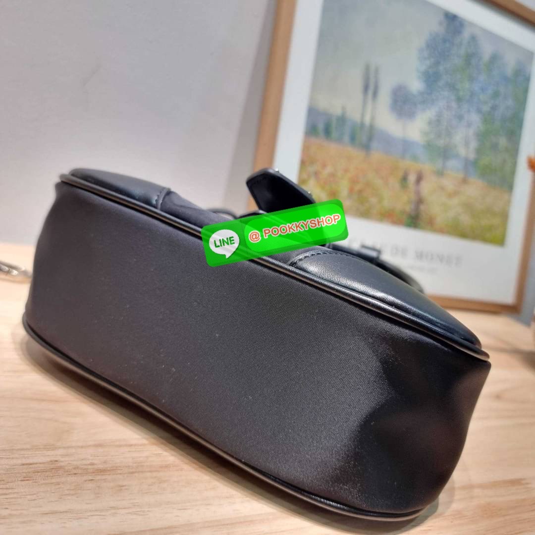 PRADA RE-NYLON AND LEATHER MOON PADDED BAG ใหม่ล่าสุด กับคอลที่ใครๆเห็นก็ต้องรัก ขนาดกำลังน่ารัก ดีไซน์สวยดุ และยังดูแพงได้อีก ด้วยวัสดุที่มีคุณภาพอย่างไนล่อนตัดสลับด้วยหนัง nappa หูสะพายมีสายรัดได้ ภายในโล่ง มีช่องซิป มาพร้อมสายสะพาย ปรับได้ตามต้องการ อี