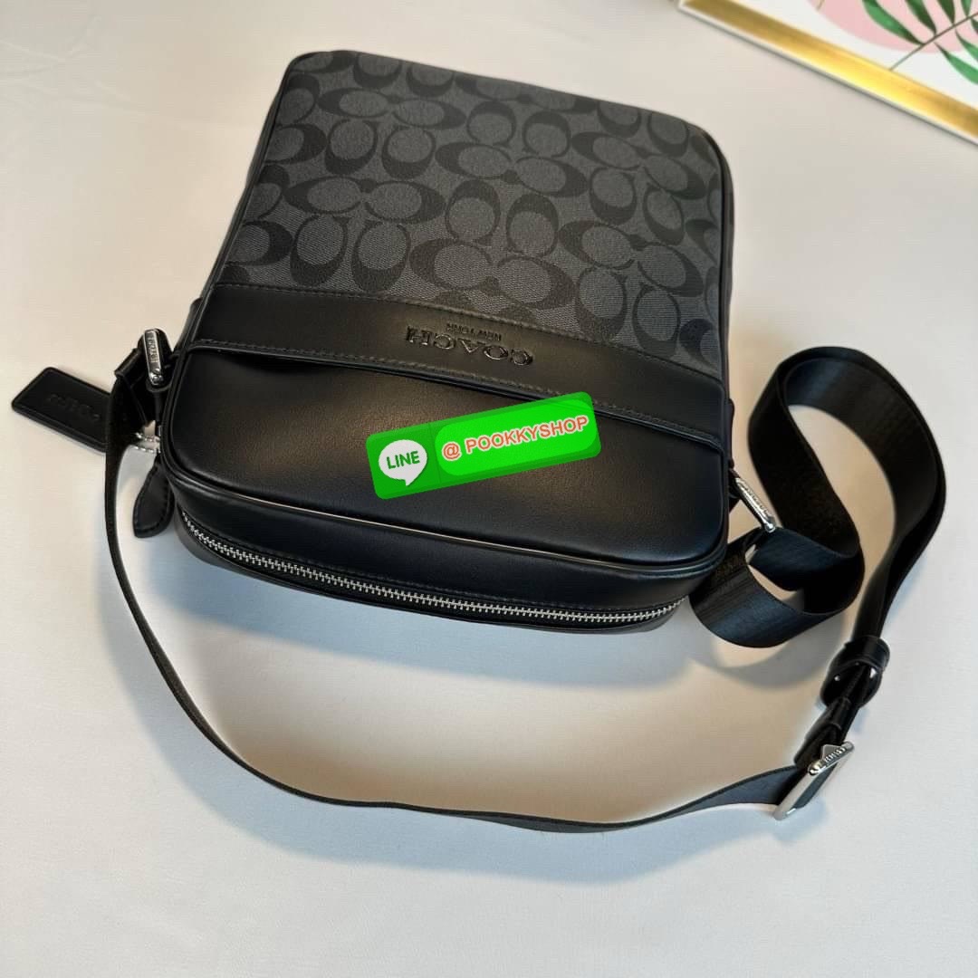 กระเป๋า Coach CHARCOAL/BLACK (COACH F54788) กระเป๋าสะพายซิกเนเจอร์เคลือบ PVC พร้อมขอบหนังปิดด้วยซิป ซับในผ้าด้านนอก: กระเป๋าแบบเปิดด้านหน้าหนึ่งช่องและกระเป๋าแบบเปิดด้านหลังหนึ่งช่อง ด้านในมีซิปและกระเป๋าเอนกประสงค์ สายปรับได้สำหรับสะพายไหล่หรือสะพายข้าง