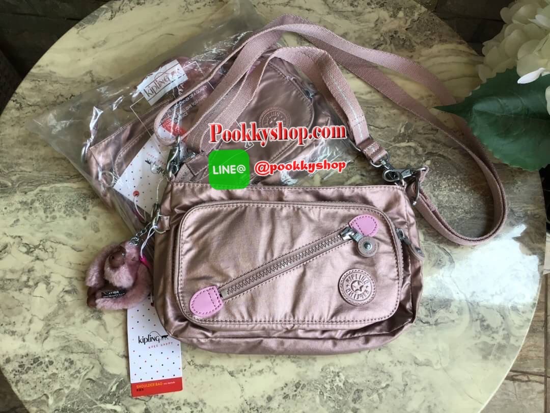Kipling milos crossbody bag (K13696) กระเป๋าสะพายข้าง crossbody ขนาดกำลังดี มี 2 สาย สายสะพายสั้น ถือเป็นทรงพอรช์(pochette)ถอดเปลี่ยนสลับกับสายยาวได้ มีช่องซิปใช้งาน3ช่อง 2ช่องใหญ่ภายในมีเล็กแยกเป็นสัดส่วน ใส่มินิไอแพค กระเป๋าสตางค์ยาวได้ ด้านหน้ามีช่องซิ