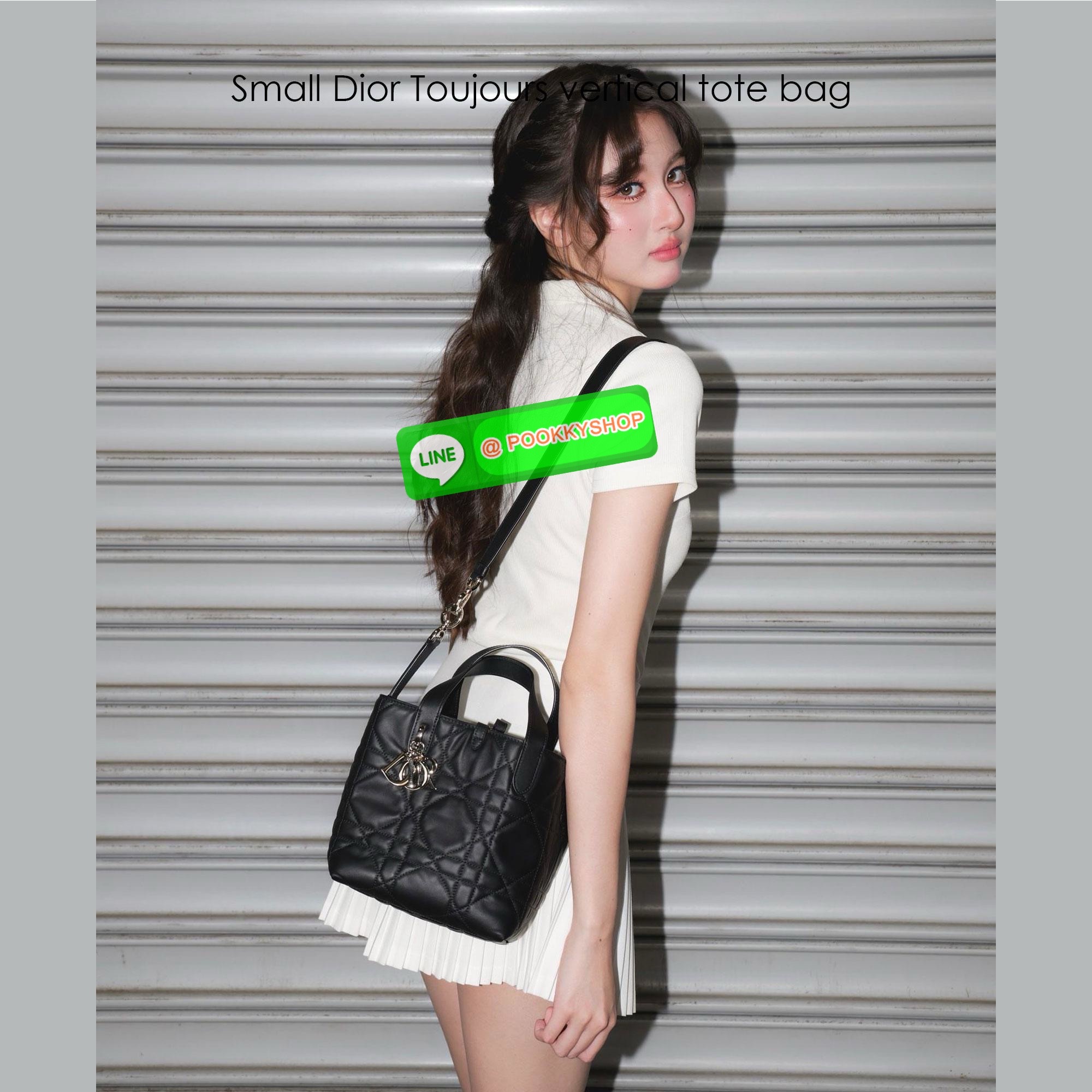 Dior Small Dior Toujours vertical tote bag 18cm กระเป๋าสะพายทรงบัคเก็ตไซส์ใหม่กะทัดรัด คลาสสิคหนังสวยหรูหราเกินราคา ดีไซน์นุ่มนวลทันสมัย ภายในโล่งกว้าง อัฟลุคปังได้ไม่ยากเลยสำหรับใบนี้ เป็นไอเท็มที่ควรมีไว้ติดบ้านอีกใบเลยน้า