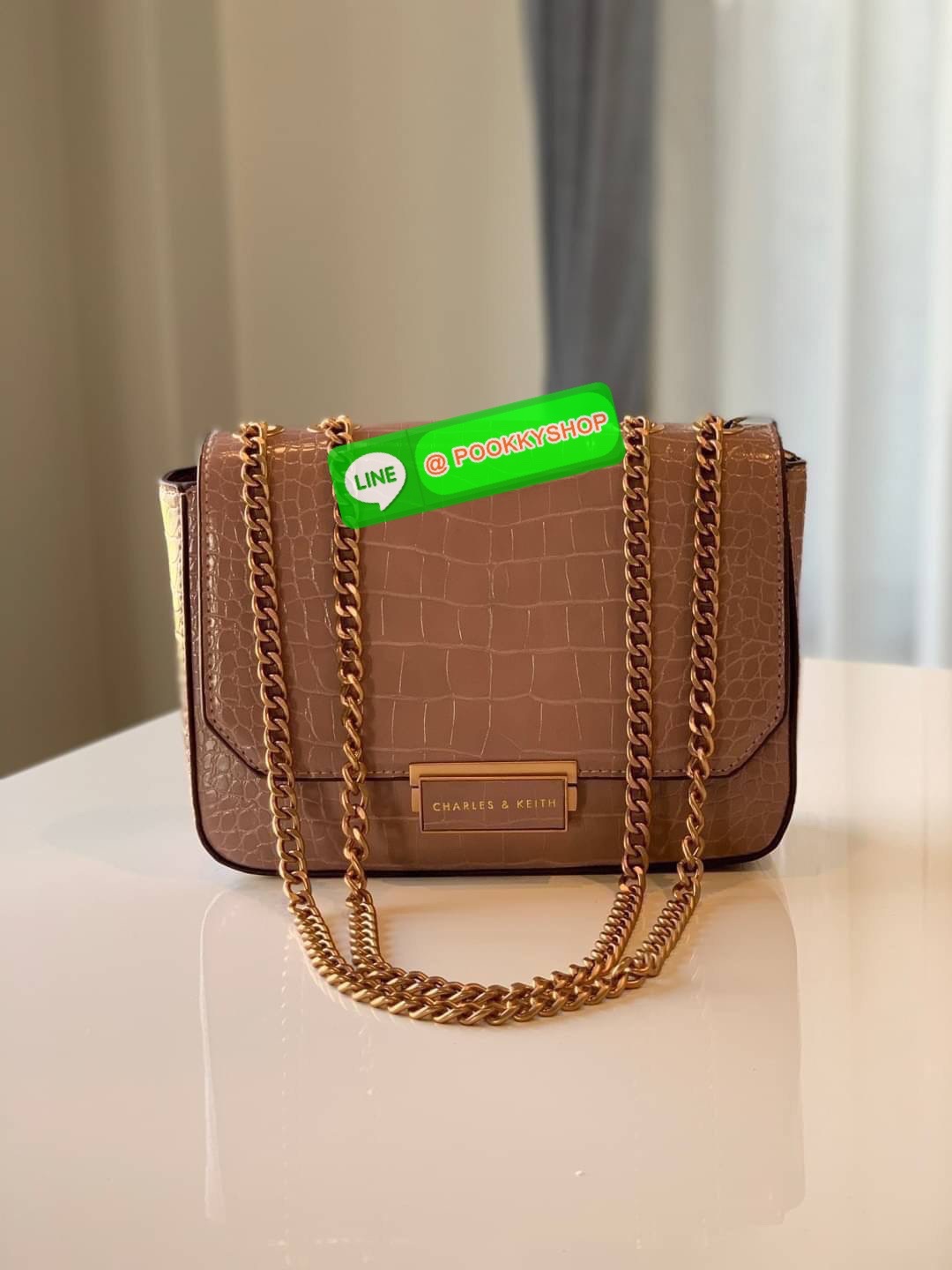 แท้ Outlet Charles&Keith ลายหนังจระเข้ ผิวเงา เปิดปิดแบบบีบคลายล็อค ภายในมีช่องซิป ด้านหลังมีช่องย่อย สะพายสายคู่หรือสายเดี่ยวได้ น้ำหนักเบา