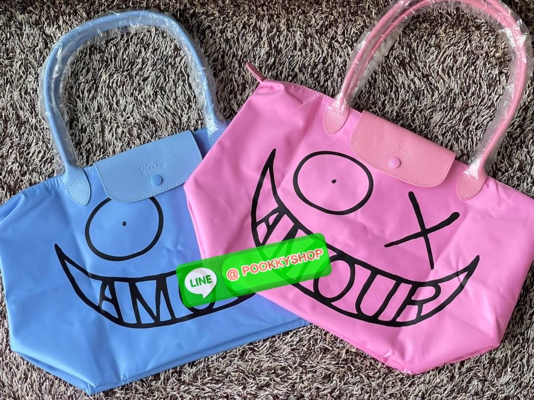 ð Longchamp x AndrÃĐ Le Pliage Large Shoulder Bag āļāļāļĨāđāļĨāļāļāļąāđāļāļŠāļļāļāļāļīāđāļĻāļĐāļāļēāļāļĨāļāļāļāļāļāļāđ âLongchamp & AndrÃĐâ āļāļĩāđāļĄāļĩāļĻāļīāļĨāļāļīāļāļāļĢāļēāļāļīāļāļĩāđāļāļ·āđāļāļāļąāļ āļāļąāļāđāļāļĢ āļāļēāđāļĢāļ§āļē (Mr. AndrÃĐ Saraiva) āđāļāđāļēāļāļāļāļāļēāđāļĢāļāđāļāļāļĢāđāļāļēāļĢāđāļāļđāļāļŠāļļāļāļĢāđāļēāđāļĢāļīāļāļāļĒāđāļēāļ âāļĄāļīāļŠāđāļāļāļĢāđāđāļ (Mr. A)â āļĄāļēāļĢāđāļ§āļĄāļāļāļāđāļāļāļāļĢāļ°āđāļāđāļēāļāļāļĨāđāļĨāļāļ