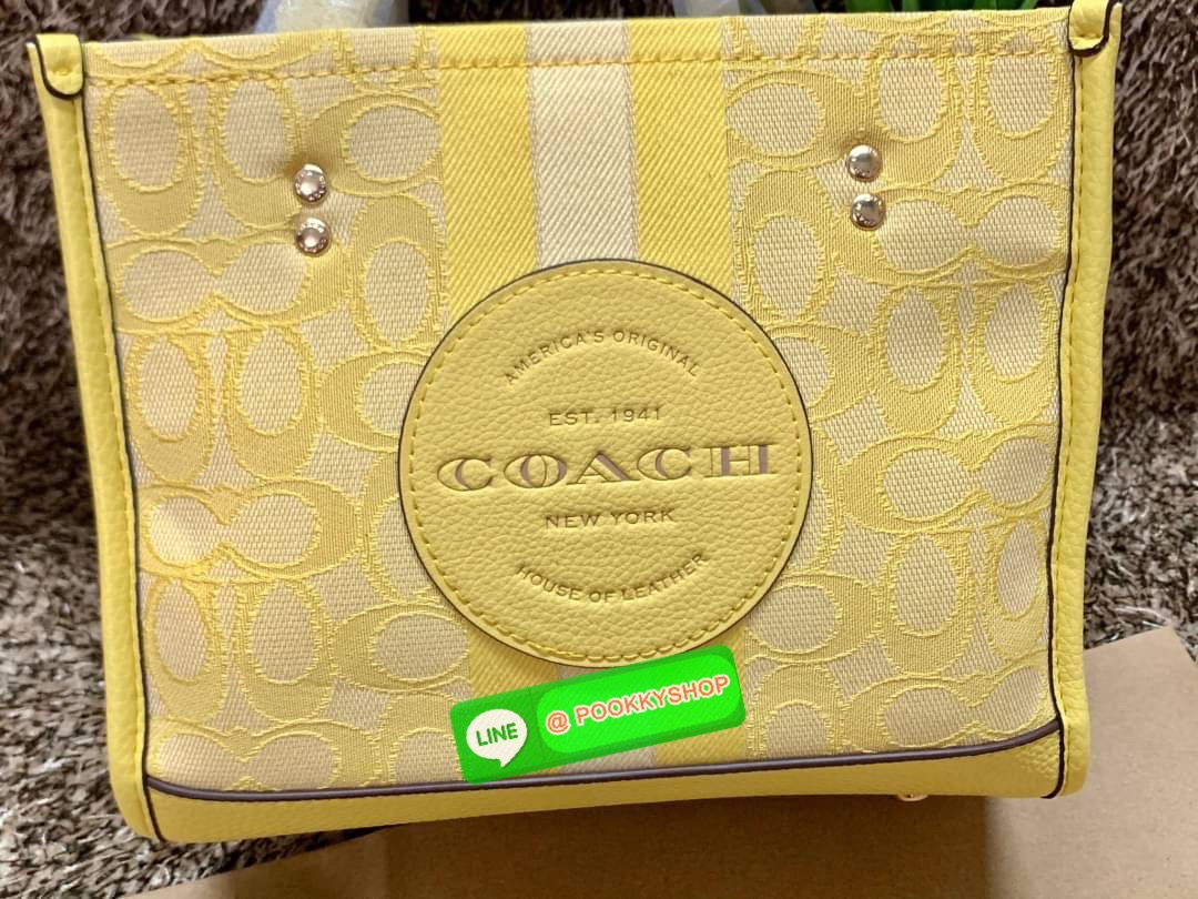 COACH DEMSEY TOTE IN SIGNATURE JACQUARD WITH COACH PAT ((C8417//C5115)) พร้อมส่งที่ไทย ห้ามพลาด สีน้องสวยมากๆค่ะ กระเป๋าทรงTote ขนาดพอดีลำตัว ใช้วันไหนๆก็เหมาะมากค่ะ วัสดุJacquard ทอลายแบรนด์ ตัดขอบหนังแท้ สวยงามมากๆค่ะ ด้านหน้าจะมีป้ายวงกลมโลโก้แบรนด์อัน