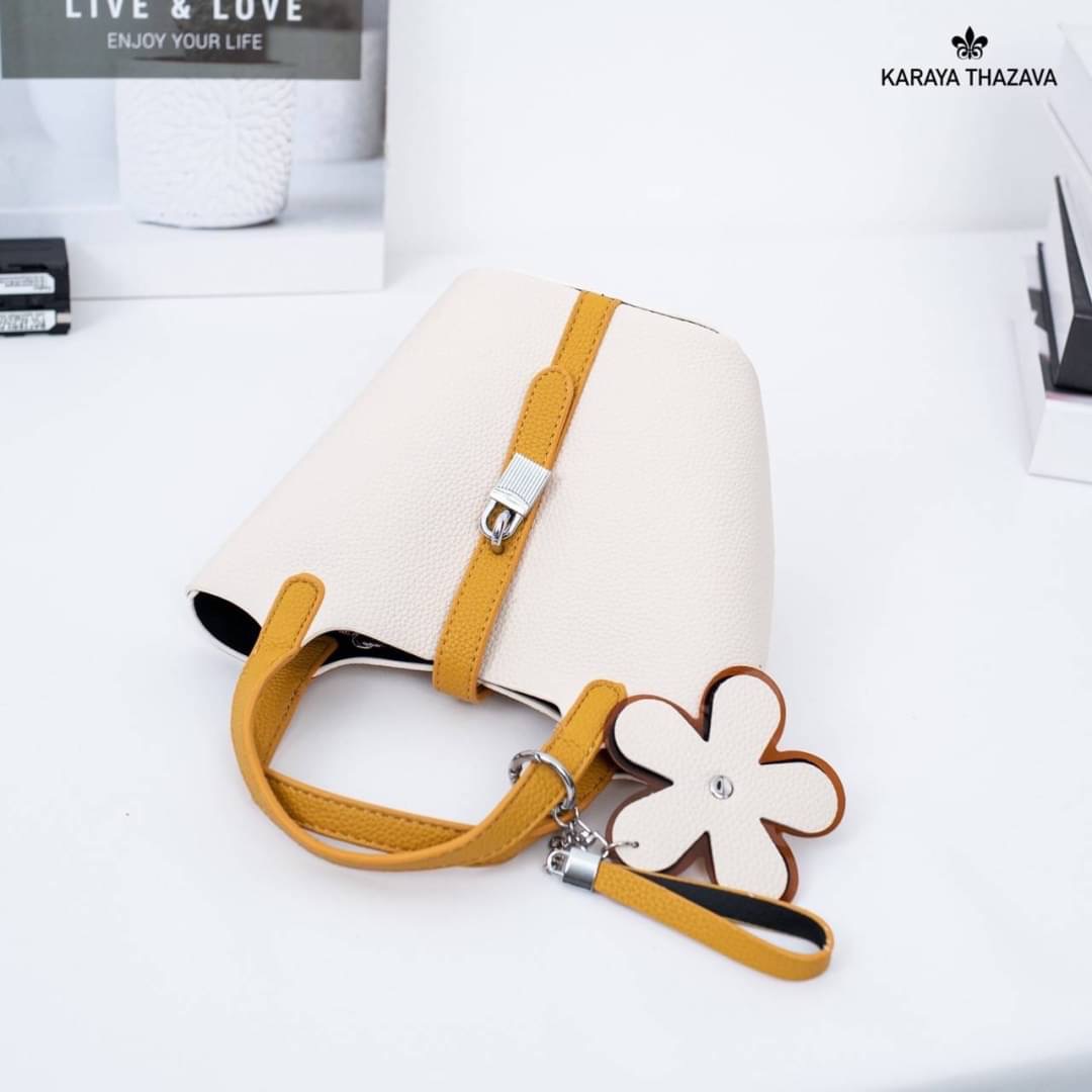 แบรนด์แท้ KARAYA รุ่นใหม่ ทรงถัง ภายในกว้างจุของได้เยอะคะ แถมฟรีพวงกุญแจ น่ารักมาก