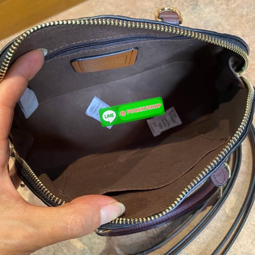 Coach MINI SIERRA SATCHEL IN SIGNATURE DEBOSSED PATENT LEATHER (COACH F55450) หนังกรวดและหนังสิทธิบัตร ด้านในมีซิปและกระเป๋าเอนกประสงค์ ปิดด้วยซิป ซับในด้วยผ้า หูหิ้วพร้อมสายสะพายยาว 3 1/2" สายสะพายถอดได้ขนาด 21 1/2" สำหรับสะพายไหล่หรือสะพายครอส